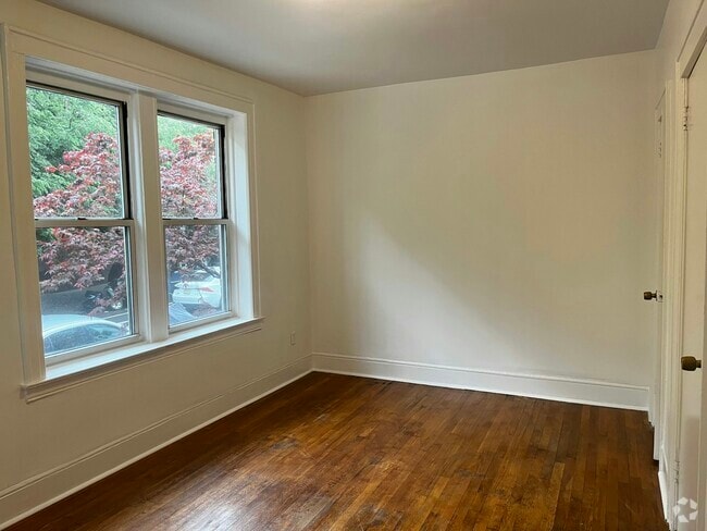 Building Photo - 43-36 42nd St Unit 1F Rental