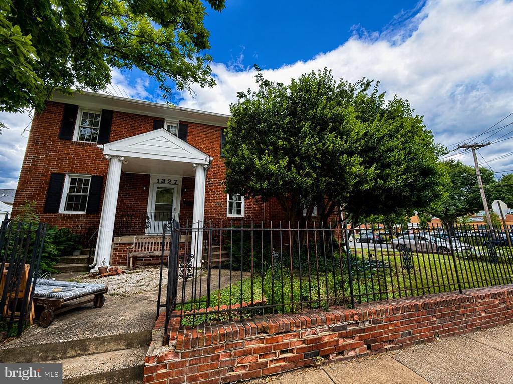 Photo - 1327 S Queen St