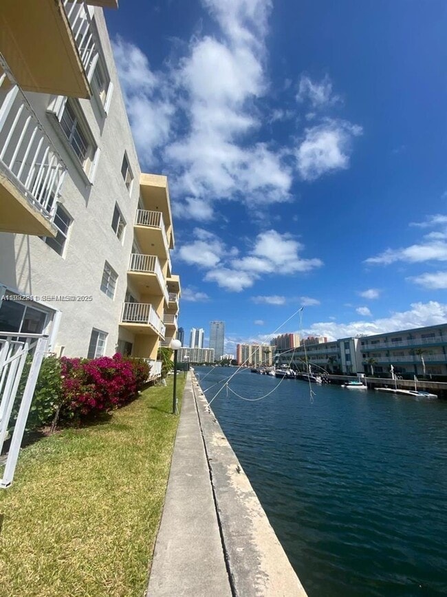 Photo - 3944 NE 167th St Unidad 107