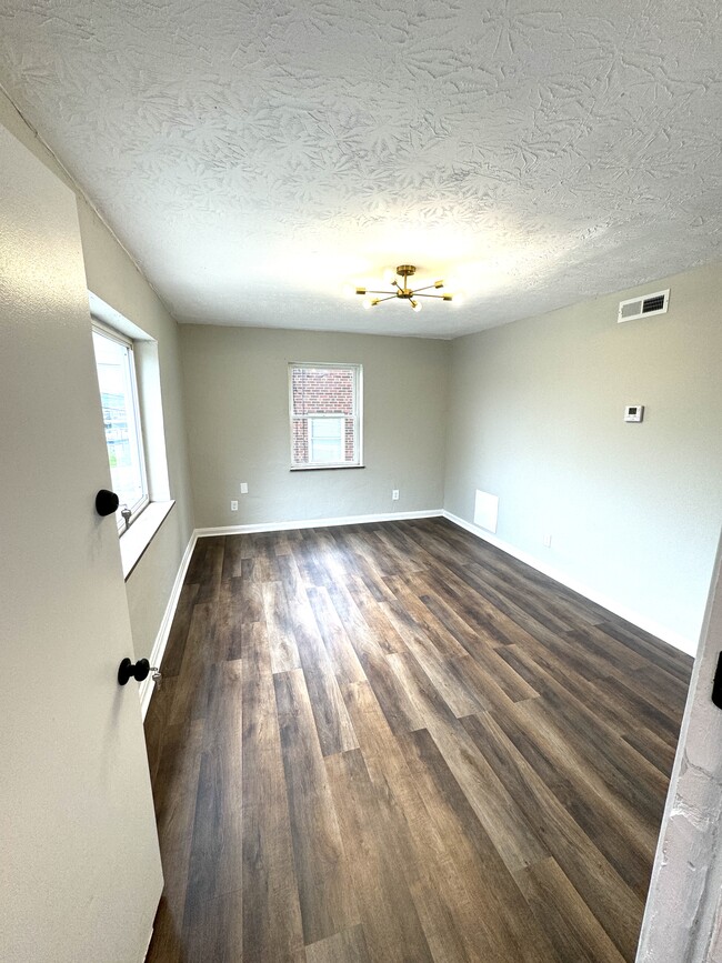 Building Photo - 2992 W McMicken Ave Rental