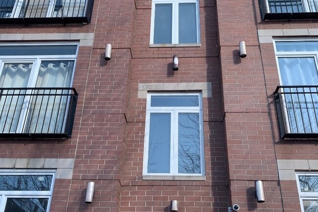 Fachada frontal - 2327 S Sawyer Ave Unidad 1st floor B