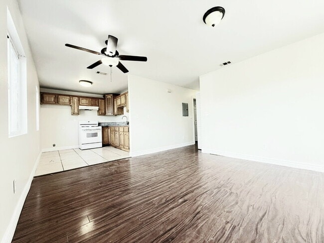 Photo - 844 W 54th St