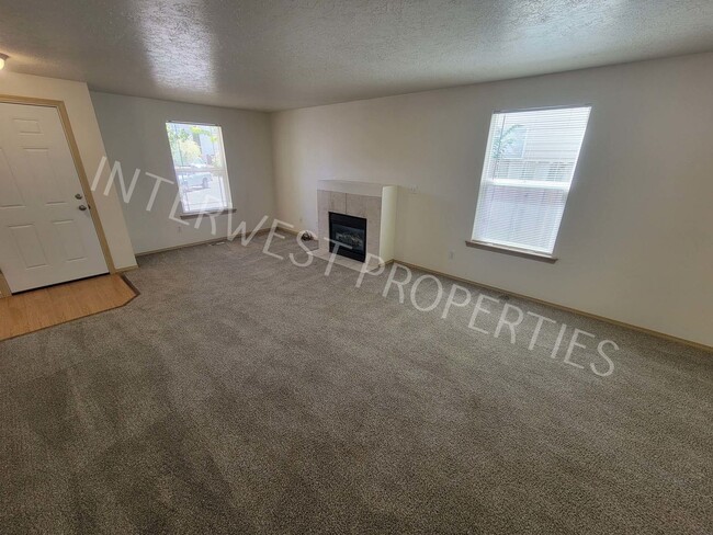 Photo - 4 Bedroom Home Near Brentwood Park w/Garag...