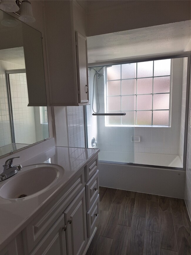 Photo - 4030 Knoll Glen Dr