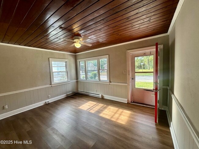 Photo - 327 Finch St SE