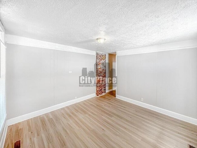 Photo - 1319 W 27th St