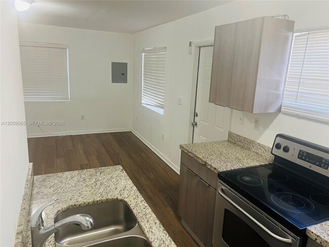 Photo - 529 SW 3rd St Unit 3