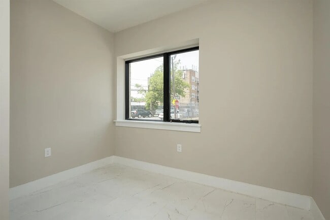 Building Photo - 242 Beacon Ave Rental