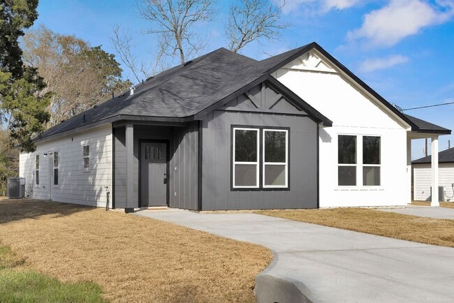 Photo - 106 Runnels St