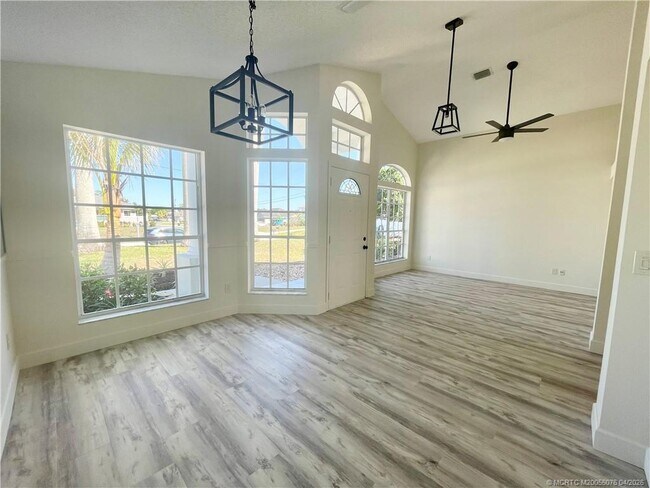 Photo - 4690 SW Babylon St