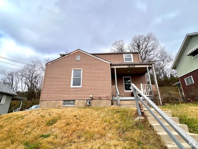 Building Photo - Aliquippa - Stunning 3 Bedroom 1 Bathroom ... Rental