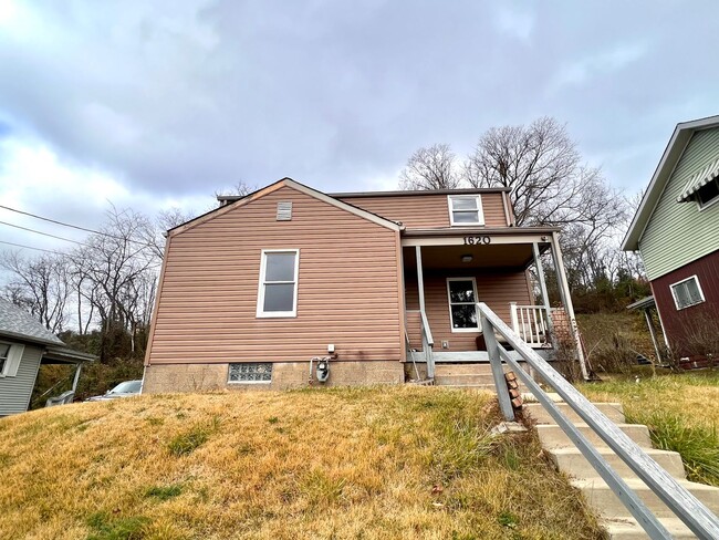 Aliquippa - Stunning 3 Bedroom 1 Bathroom ... - Aliquippa - Stunning 3 Bedroom 1 Bathroom ... House