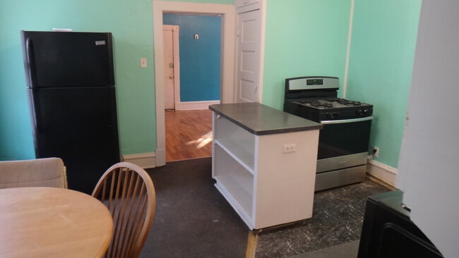 Large fridge with new condensor motor! - 1307 SW Mulvane St Apartamentos Unidad A