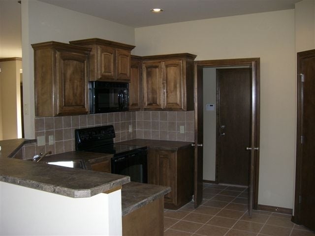 Photo - 3 bed, 2 bath, 2 car garage home in Yukon!