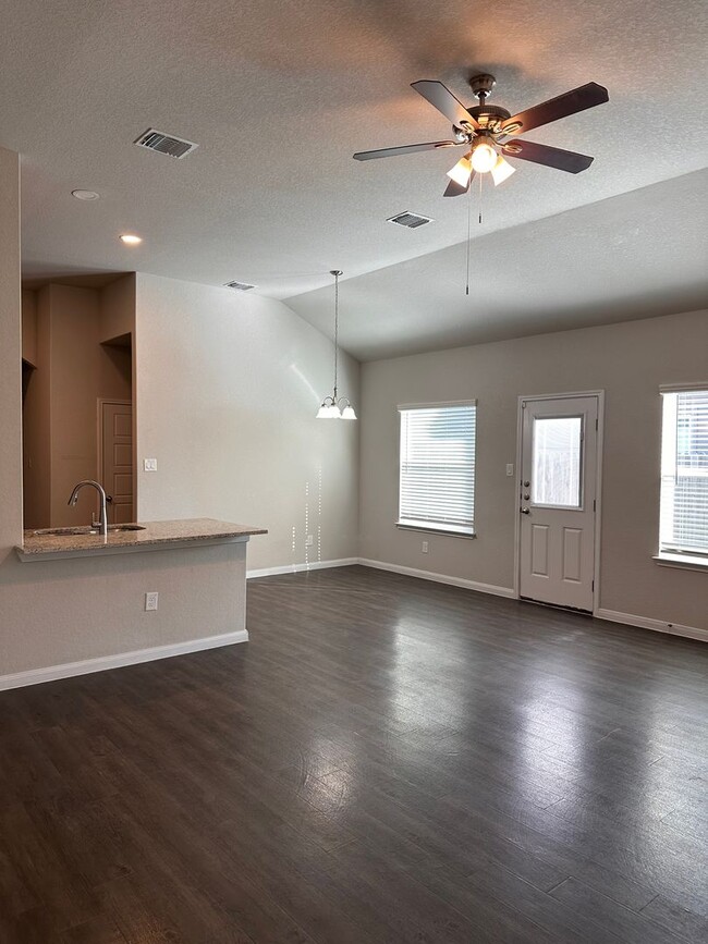 Photo - 604-606 Grayson Ln