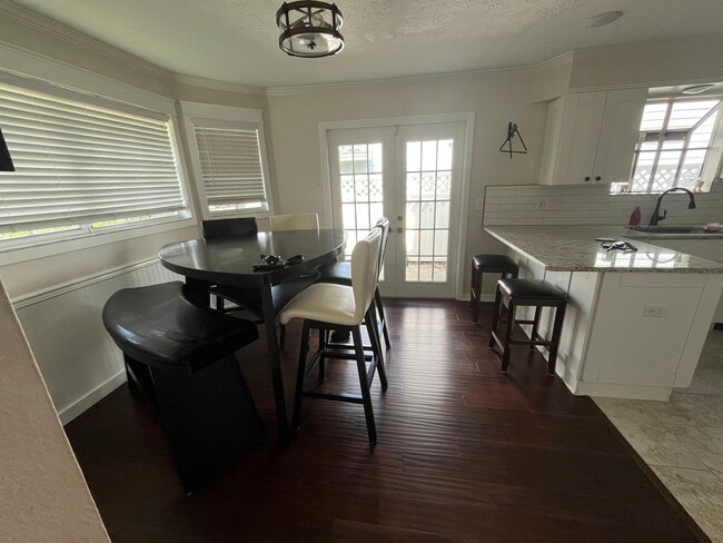 Dining area/Eat-In-Bar - 3601 W Santiago St
