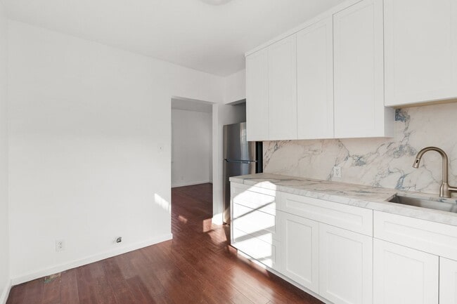Photo - This spacious studio apartment located in the popular Los Feliz neighborhood of Los Angeles is no... Unidad 4636 Clarissa Ave.