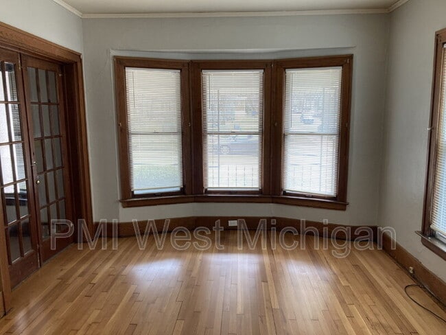 Photo - 337 Cedar St NE