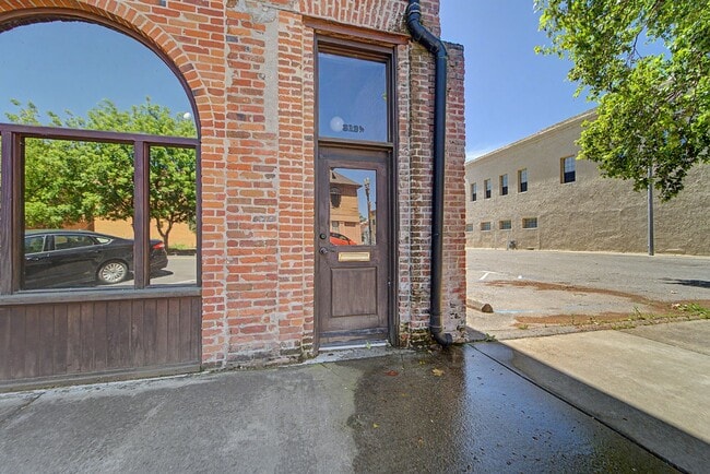 Building Photo - 1113 Unit 312 1/2