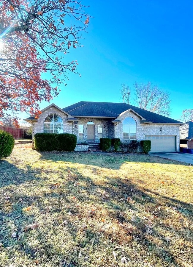 Building Photo - Well-maintained 3-bedroom, 2-bath home in ...