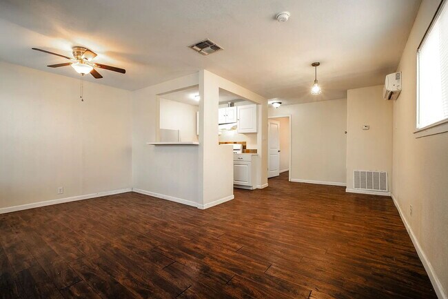 Photo - Cozy 1 Bed, 1 Bath Duplex A Block From Woo...