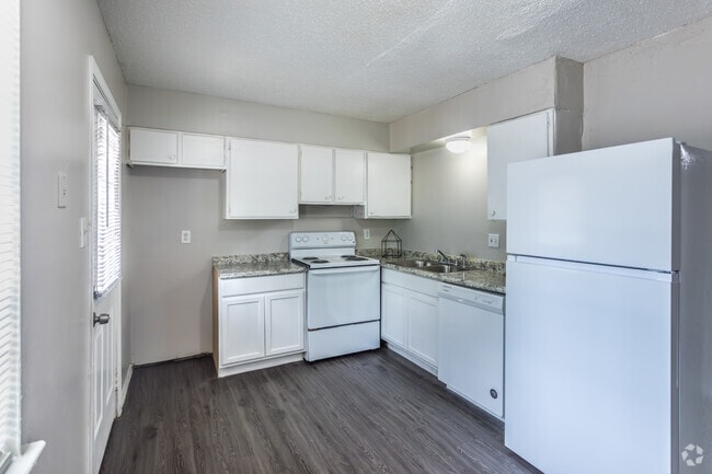 2BR, 1BA - 963SF - Kitchen, Dining Room - Aspen Parc
