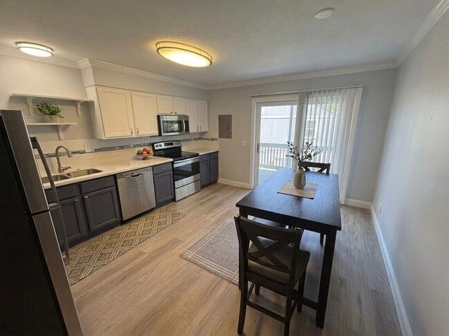 Photo - 2076 Oakcrest Cir