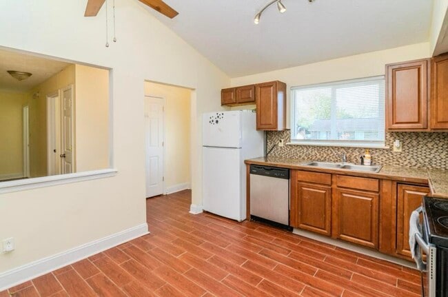 Photo - 3829 Niagara Dr