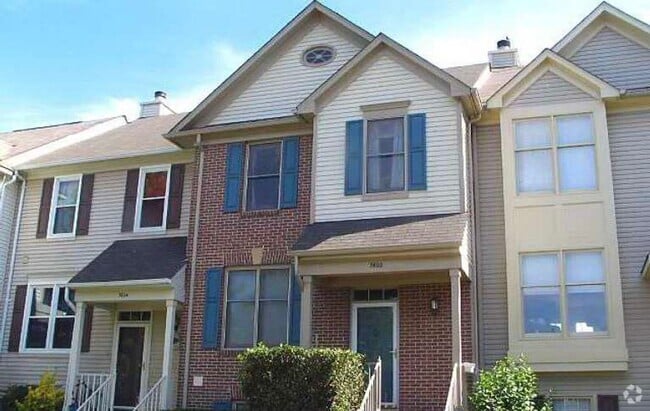 Building Photo - Beautiful 3 Bedroom 2.5 Bathroom Brick Int... Rental