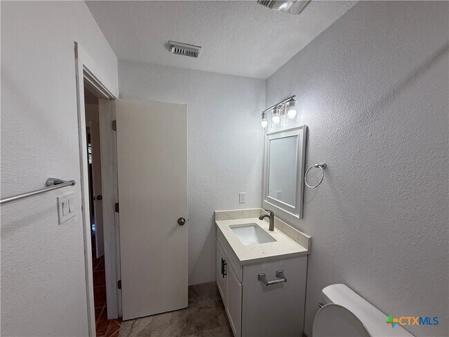 Photo - 560 Wickford Way