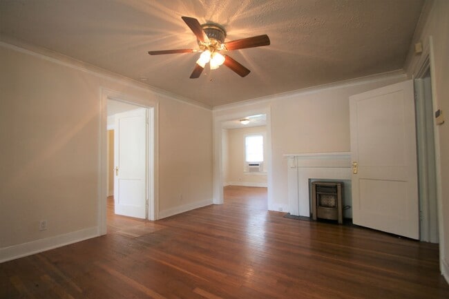 Building Photo - Charming 2/1 Downstairs Apartment Unit 4800 Bryce Ave #2
