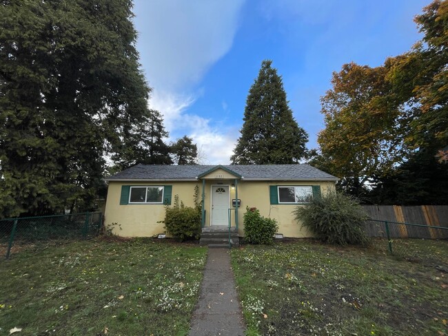 Cute as a button! Two blocks from WOU and ... - Cute as a button! Two blocks from WOU and ... House