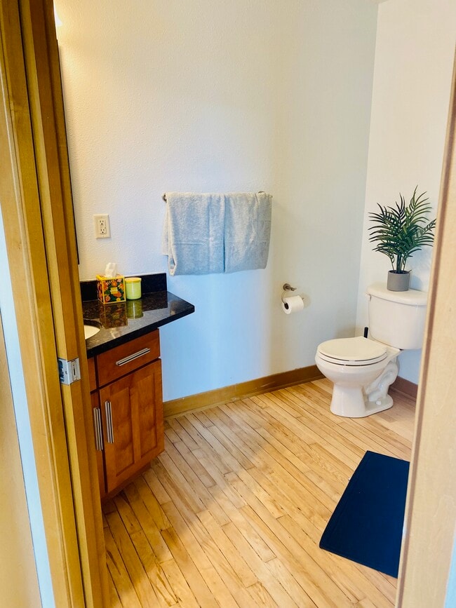 Modern Bath - 1017 S 2nd St Unit 403