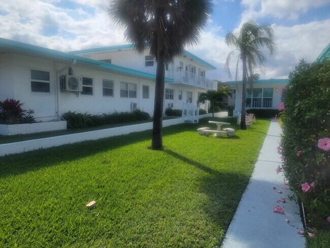 Central Courtyard - 865 SE 20th Ave Unit #5