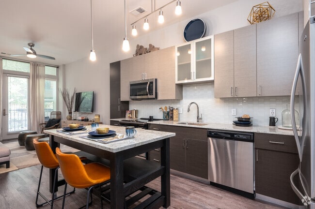 1BR, 1BA - 761SF