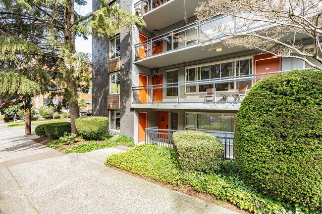 700 E Mercer