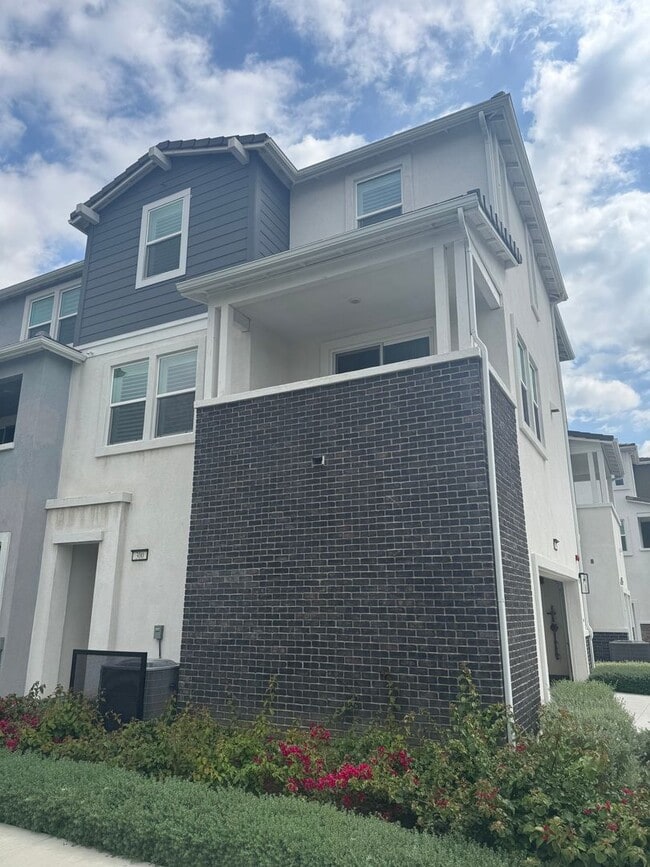 Building Photo - 2 Bedrooms 2.5 Bathrooms condo