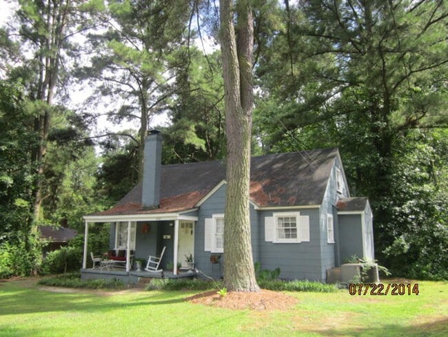 Photo - 915 College Cir N House