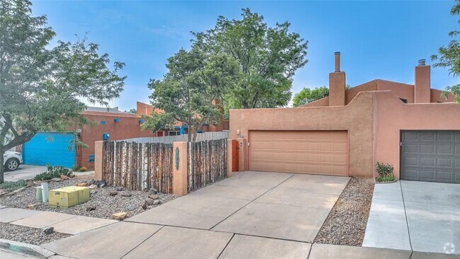 Building Photo - Midtown Santa Fe 3 Bed, 2 Bath, 2 Car Gara... Rental