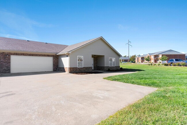 Photo - 573 Regency Cir