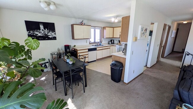 Photo - Spacious 3-Bedroom -- Available July 1st! Unidad 815