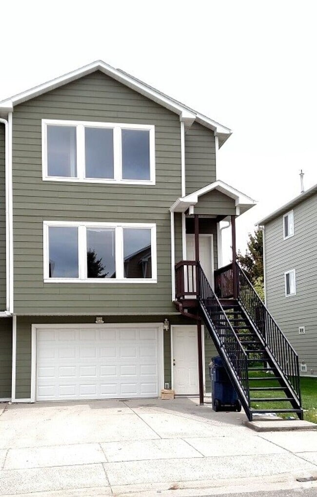 Building Photo - Top Location Condo!
