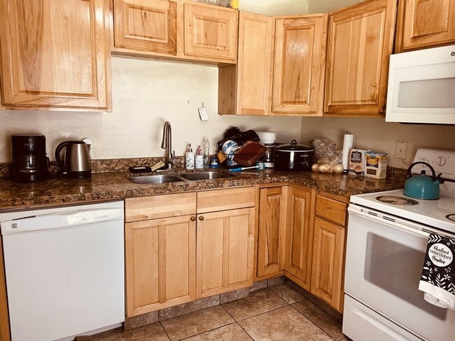 Building Photo - 728 Logan Ave S