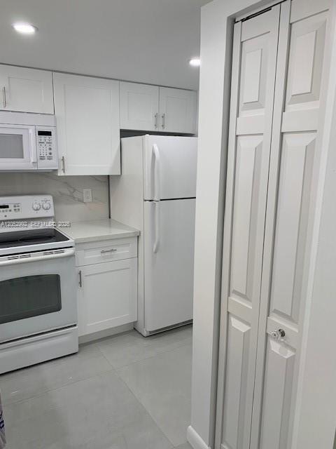 Building Photo - 1035 W 77th St Unit 304