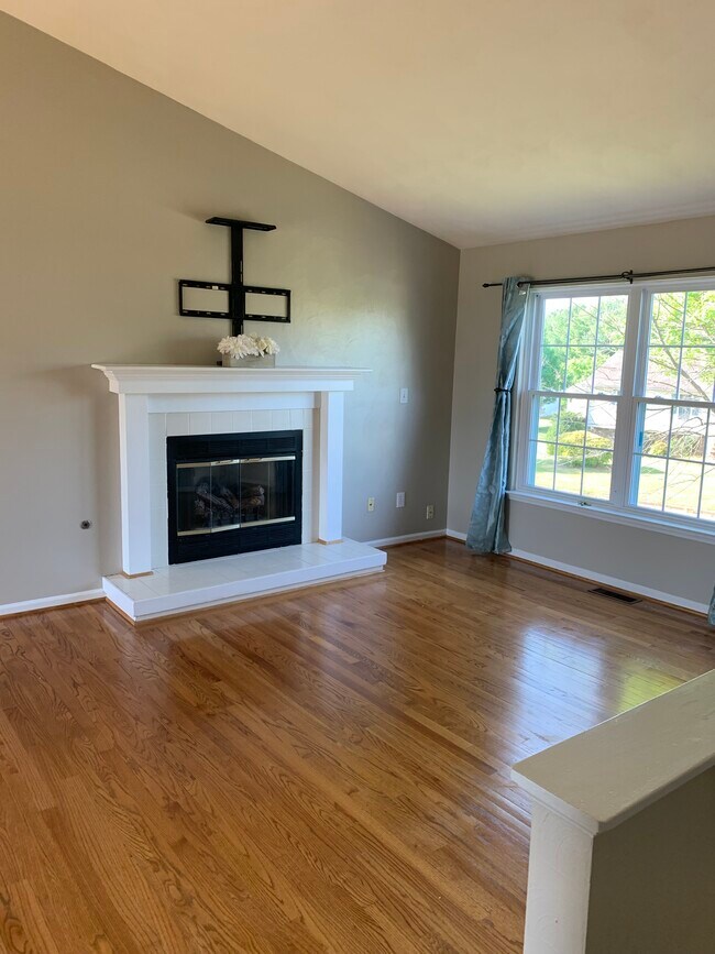 Up family room/gas logs - 2240 Bloomfield Ave