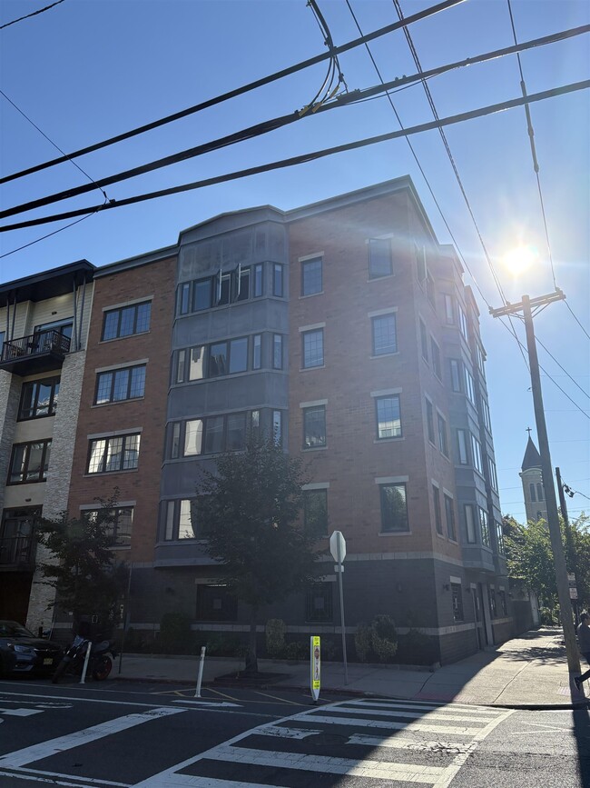 Building Photo - 701 Monroe St Unit 2A Rental