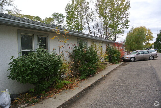 Building Photo - 1002 43rd St SE Unit 6 Rental