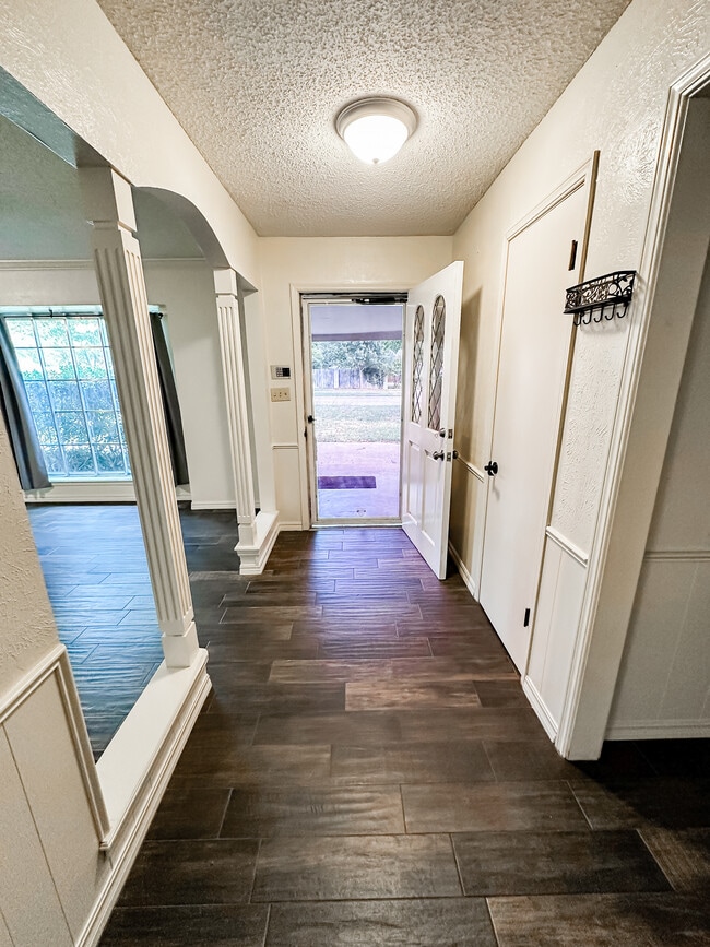 Photo - 1118 NW Becontree Dr