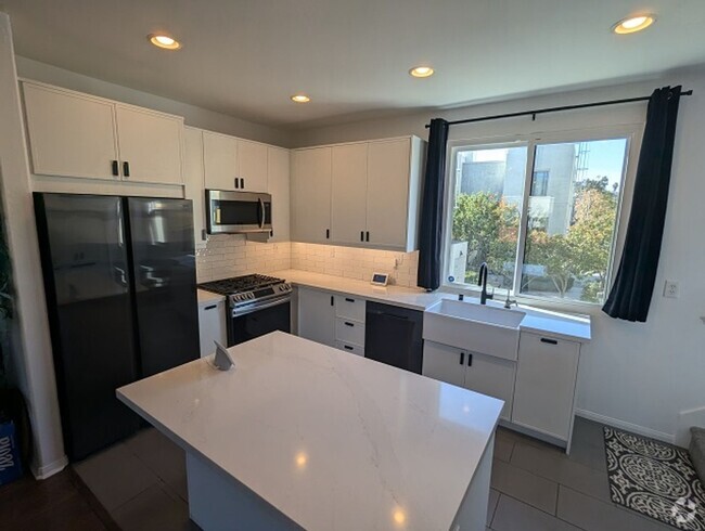 Building Photo - Luxurious 2 bed - 2.5 bath Townhome in Dow...