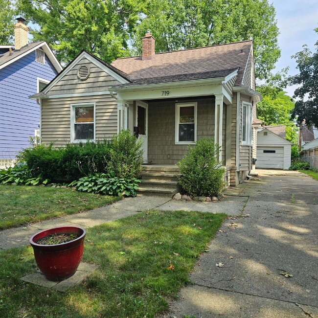 Building Photo - This charming 3-bedroom, 1.5-bathroom hous... Rental